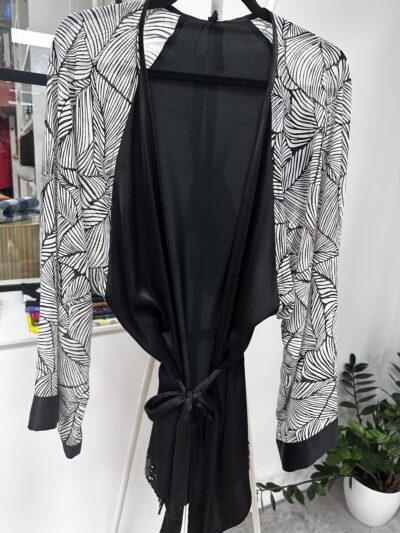 Lehe motiiviga varrukad, must-valge kimono, litter detailid